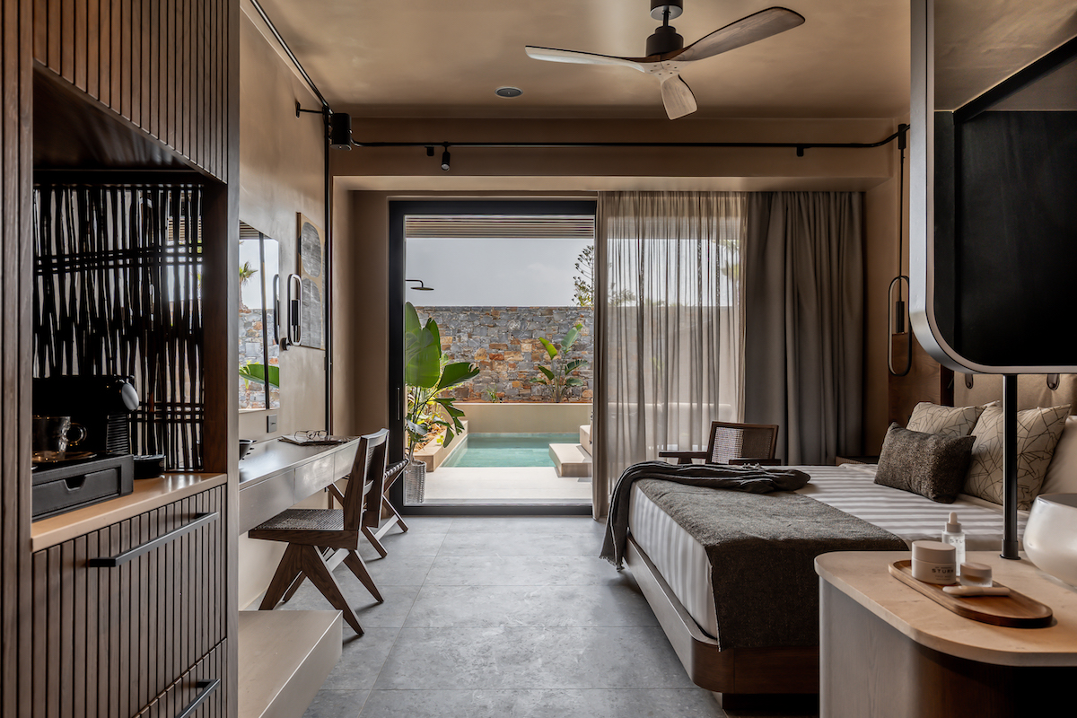 A suite inside modern hotel and private pool - Pnoé Breathing Life